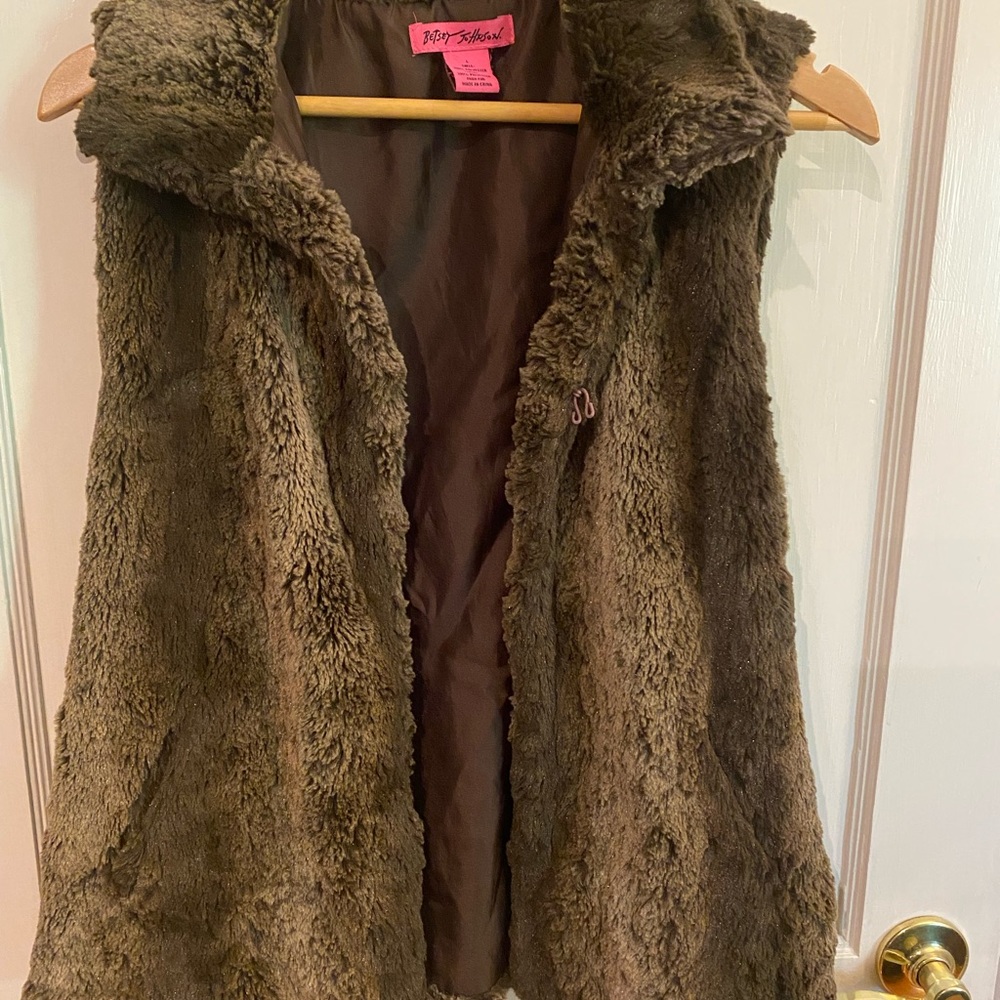 Betsey Johnson faux fur vest in size Large. 💗